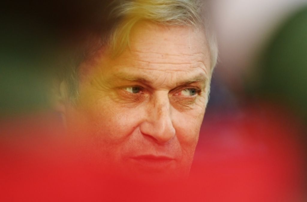 Seine erste Trainerstation war der FC Augsburg (1990 – 1995), mit dem er 1994 aus der Bayernliga in die Regionalliga aufstieg.