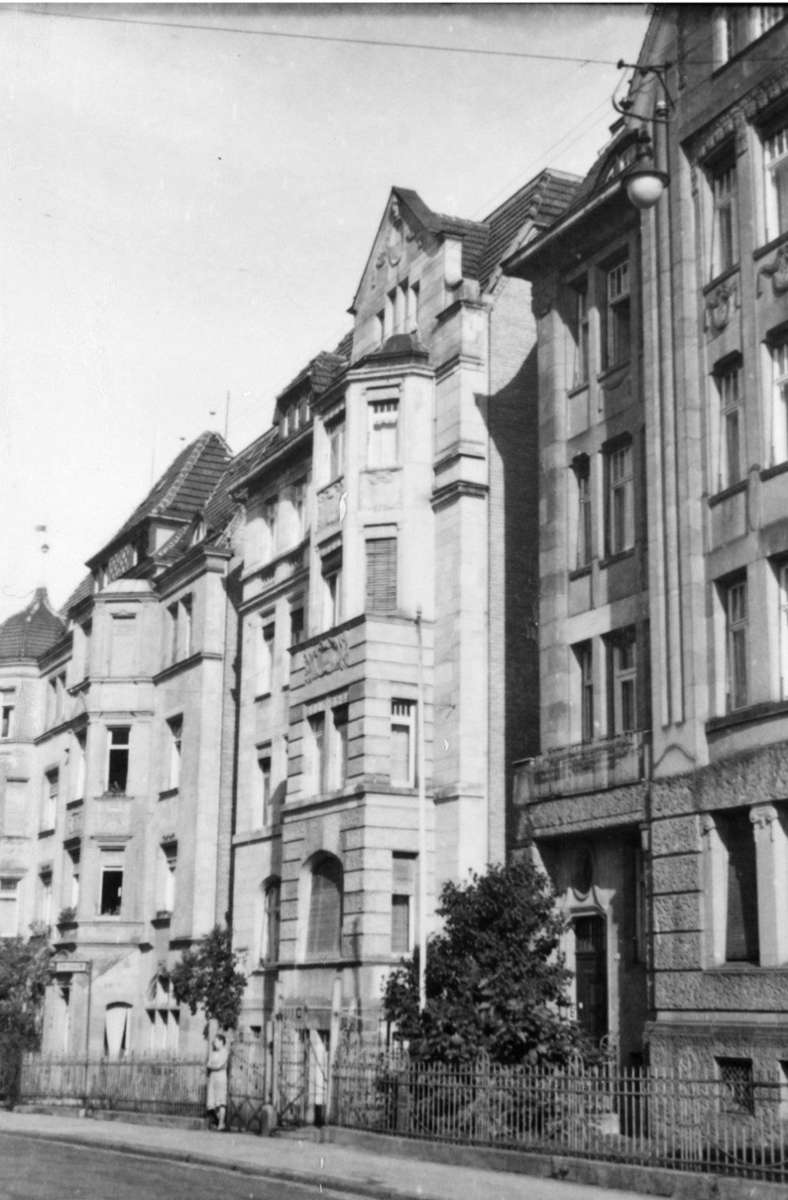 Weitere Bürgerhäuser an der Wiederholdstraße. Rechts das Wohnhaus der Familie Bauer.