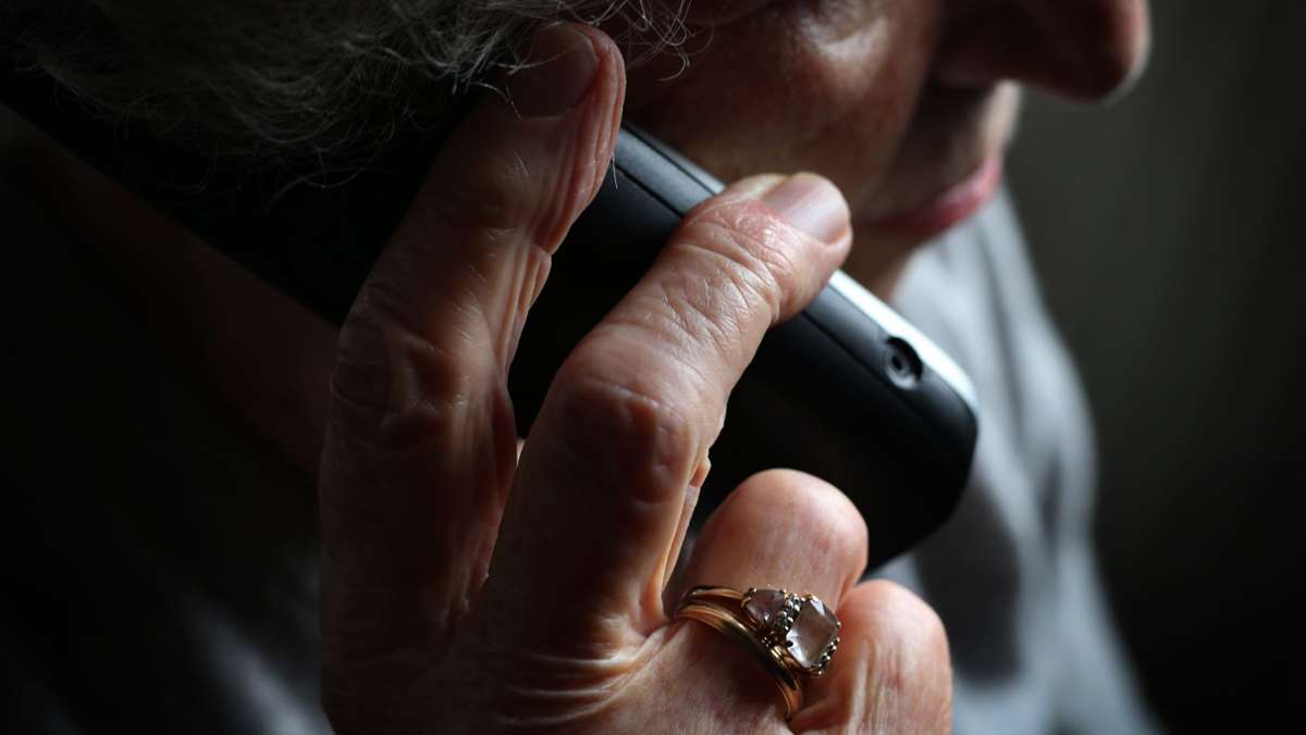 Fall   in Berglen: Seniorin übergibt wertvollen Schmuck an Telefonbetrüger