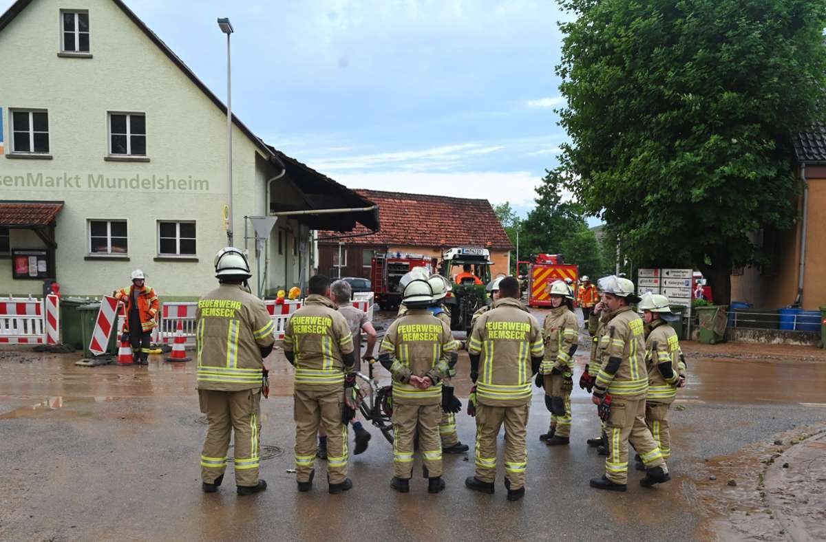 Feuerwehren, auch aus der Umgebung, sind im Einsatz (Mundelsheim).
