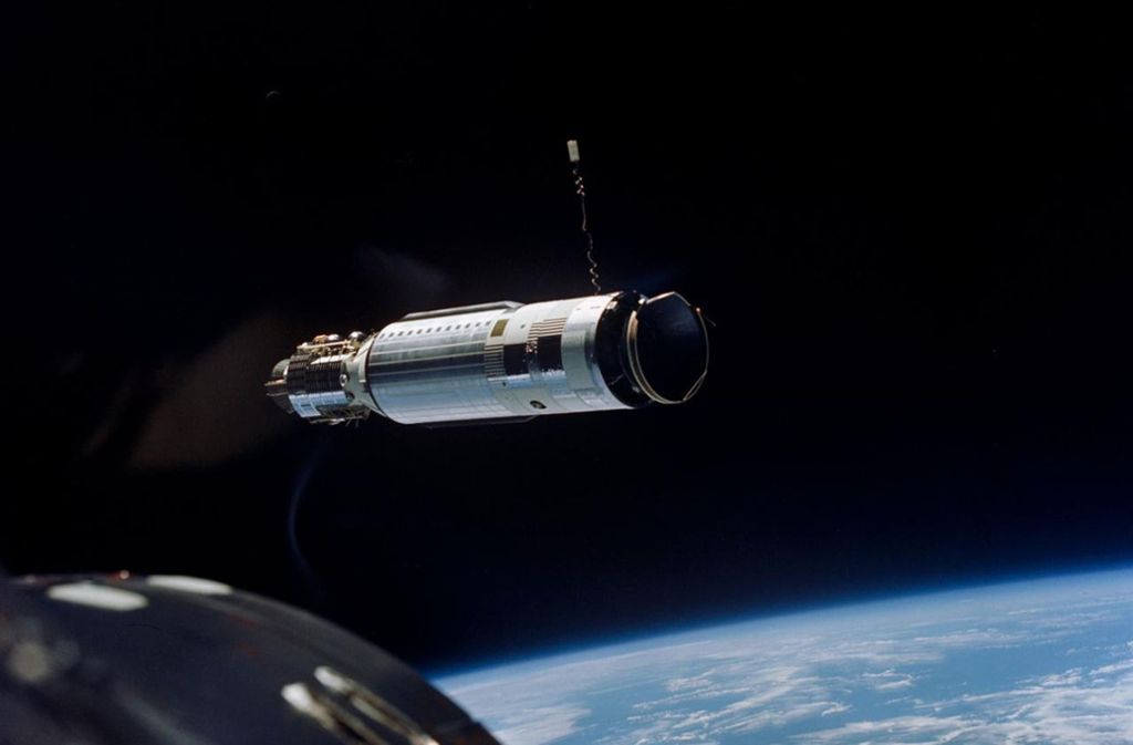 Die erste Koppelung in der Erdumlaufbahn gelang Armstrong bei diesem Flug tatsächlich – allerdings geriet das Raumschiff Gemini 8 so stark ins Taumeln, dass der Flug vorzeitig abgebrochen werden musste. Es war es nicht das erste Mal, dass Armstrong eine gefährliche Situation kühl meisterte. 1951 hatte er sich aus einem abstürzenden Flugzeug mit dem Schleudersitz gerettet.