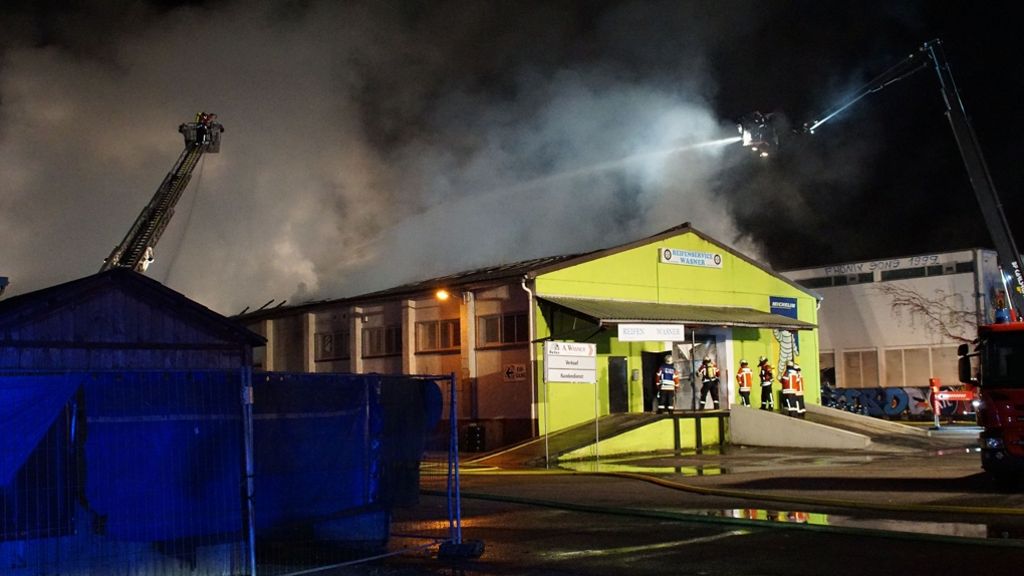 Lagerhallen-Großbrand in Karlsruhe: Polizei geht von Brandstiftung aus