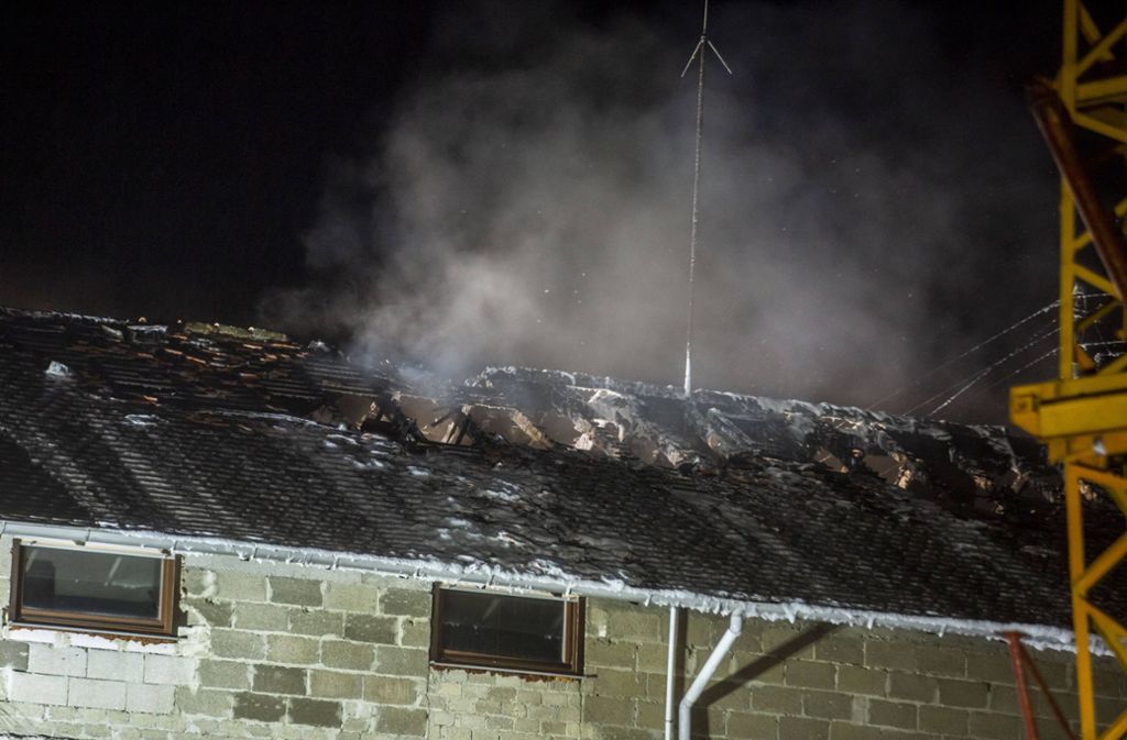 Der Brand sei von Bewohnern aus dem Haus gemeldet worden, sagte ein Sprecher der Polizei.