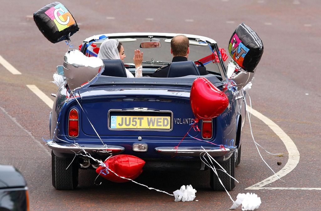 Das Auto I: In einem königsblauen Aston Martin mit allerlei drapierten Ballons und Geflitter brauste das frisch vermählte Traumpaar Kate und William nach ihrem Auftritt im Buckingham Palast davon. Ein erfrischend unprätentiöser Moment nach so viel offiziellem Protokoll.