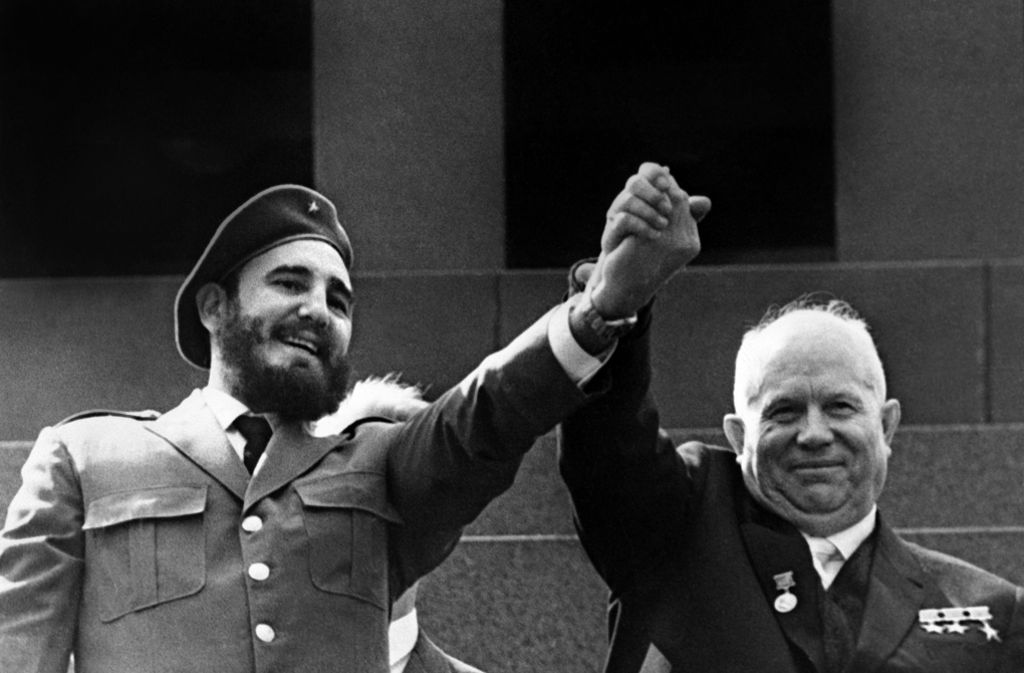 1963 besucht Castro offiziell Russland. Dabei trifft er auch Nikita Khrushchev.