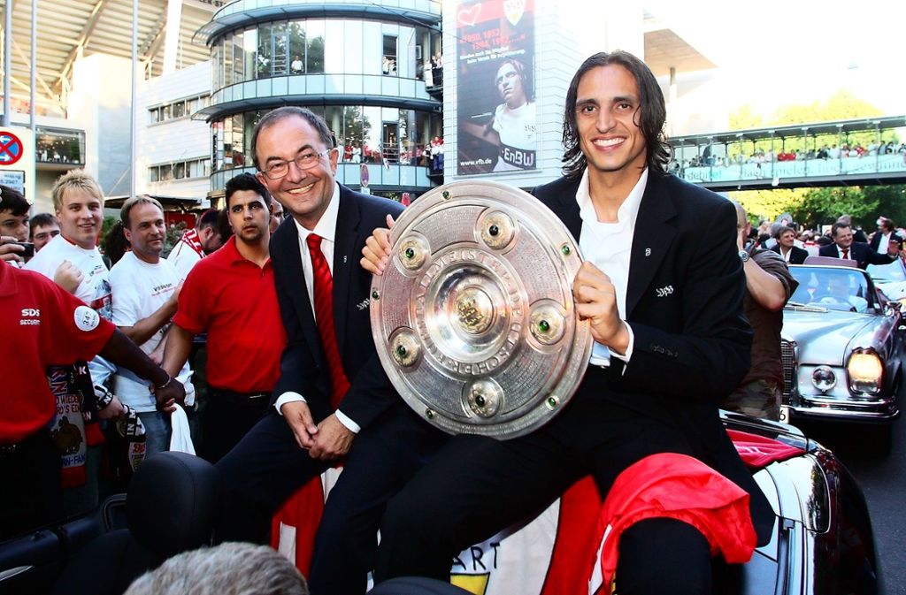 In seine Zeit beim VfB fiel der Gewinn der deutschen Meisterschaft im Jahr 2007. Rund 250.000 Menschen säumten beim Auto-Corso die Stuttgarter Straßen. Das Foto zeigt Staudt mit Fernando Meira (r.).