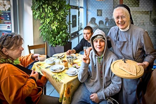 Bei Schwester Margret gibt es Nahrung für Leib und Seele. Foto: Lichtgut/Achim Zweygarth