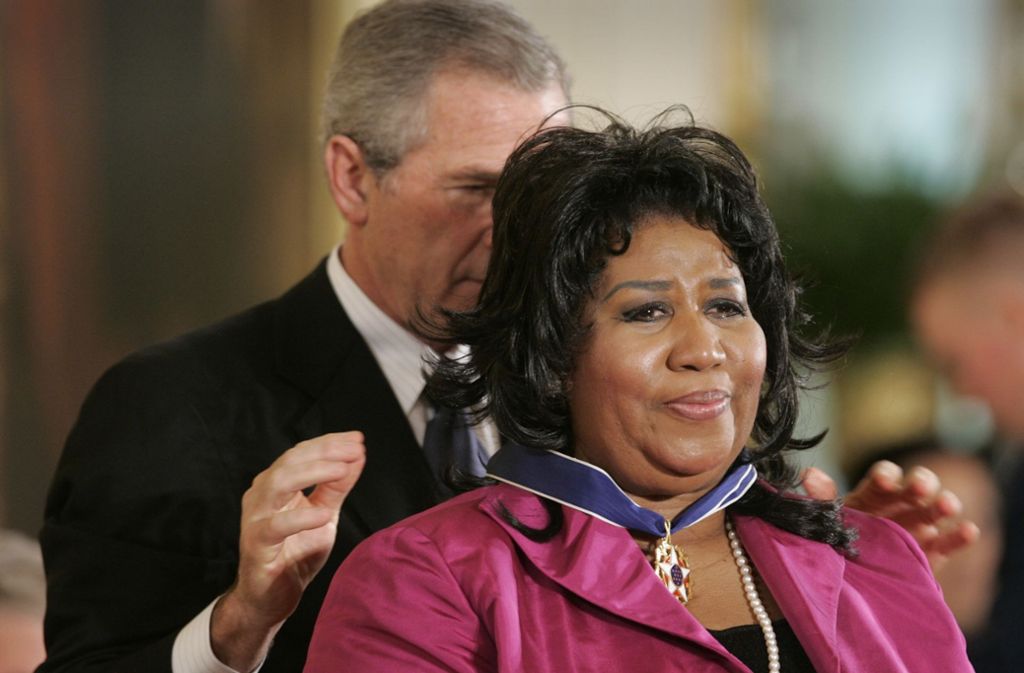 US-Präsidenten George W. Bush verleiht Aretha Franklin im Jahr 2005 den Presidential Medal of Freedom Award,