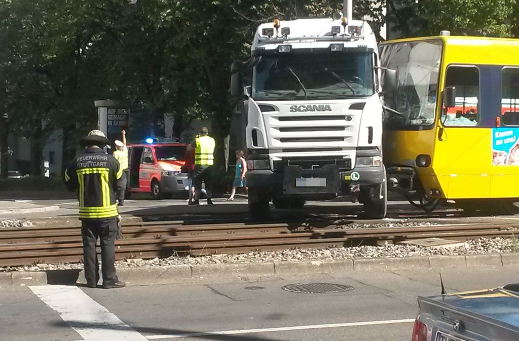 Der 47-Jährige fuhr mit seinem Lkw in der Neckarstraße Richtung Innenstadt und wollte offenbar auf Höhe der Villastraße nach links über die Stadtbahngleise abbiegen.