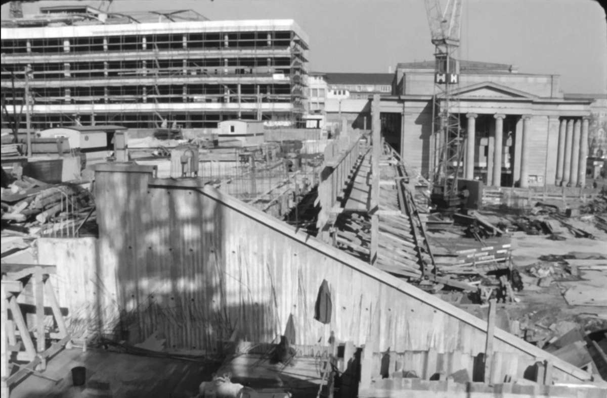 Nach dem Abriss des Kronprinzenpalais’ wird 1968 der Kleine Schlossplatz gebaut