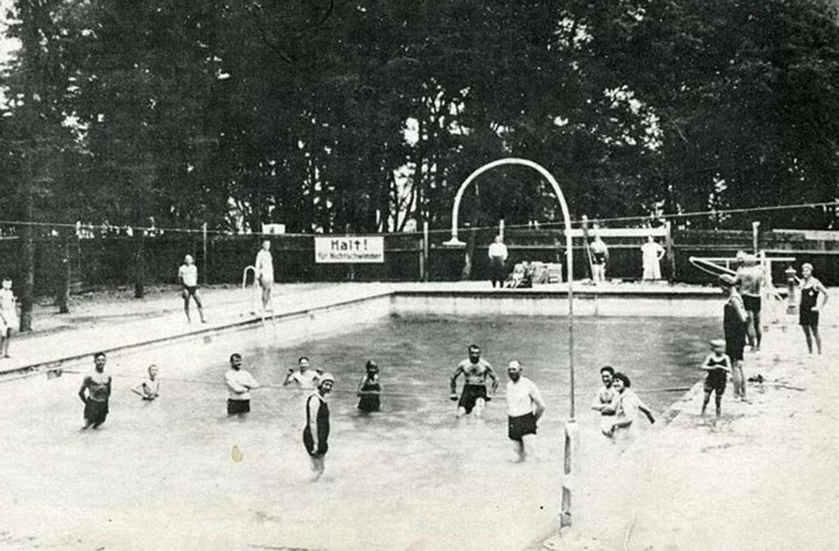 Auf dem Foto vom „Luftbad“, wie man das Vorgängerbad des Killesberg-Höhenfreibads nannte, schauen alle Gäste in die Kamera, keiner schwimmt. Es ist Ende der 1920er Jahre entstanden.   