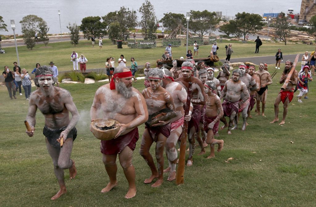 In Sydney nahmen Ureinwohner zum Australia Day an einer Rauchzeremonie teil. Dabei werden einheimische Pflanzen verbrannt, um den Körper vor bösen Geistern zu schützen.