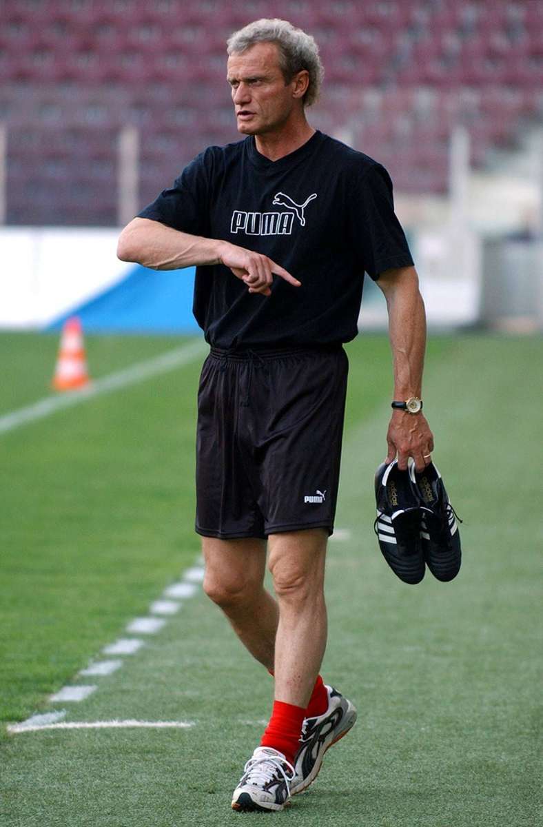 Zunächst als Co-Trainer unter Feldkamp, später als Cheftrainer arbeitete Hans-Peter Briegel ab 1999 bei Beşiktaş Istanbul. 2001 wechselte er zu Trabzonspor, ebenfalls in der Türkei, bevor er Nationaltrainer von Albanien – im Bild im Jahr 2003 – und später von Bahrain wurde. 2007 kam er zurück in die Türkei und verbrachte noch fünf Monate bei MKE Ankaragücü.