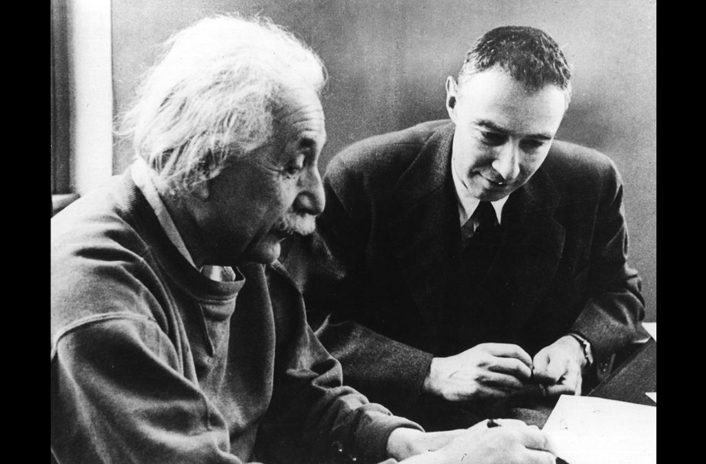 Albert Einstein (li.) hatte Präsident Roosevelt 1939 aufgefordert, eine Atomwaffe zu entwickeln. Der Physiker Robert Oppenheimer (re.) trug Entscheidendes zu dem Rüstungsprojekt bei.