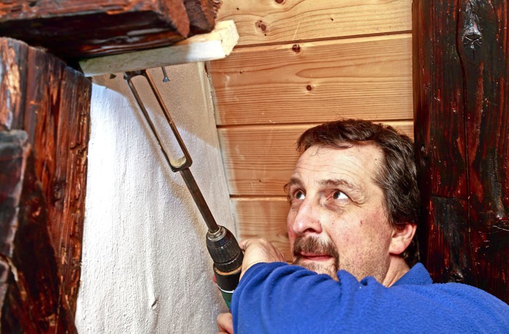 Der Experte Tilmann Marstaller untersucht Holz aus den Balken alter Häuser, dafür fräst er ein Stück heraus. Er nutzt aber auch seine Nase. Foto: Thomas Krämer