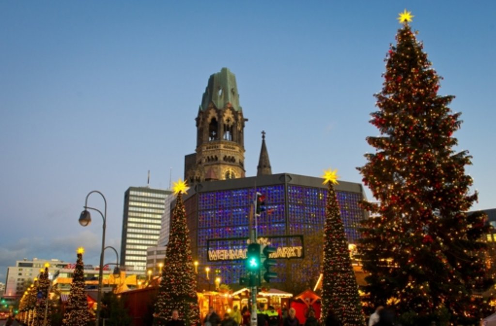 Bunt leuchtend präsentiert sich der Weihnachtsmarkt an der Berliner Gedächtniskirche.