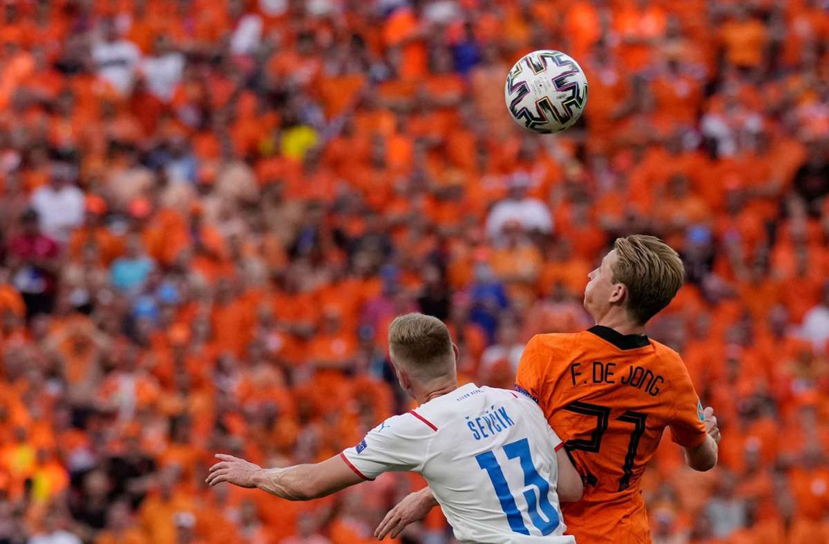 Die Niederlande dominieren das Spiel in den ersten Minuten. Doch die Verteidigung von Tschechien steht gut.