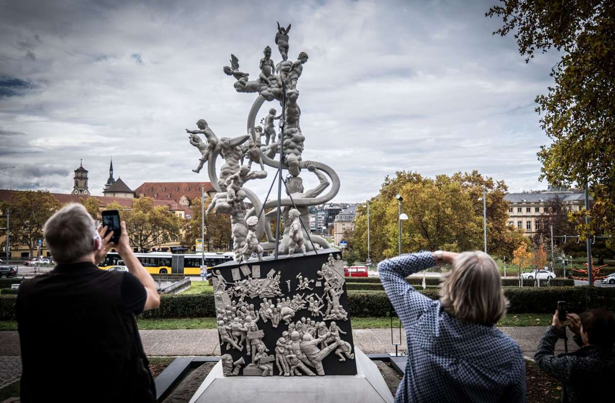 Die satirische Skulptur zu Stuttgart 21 vor dem Stadtpalais ist ein beliebtes Fotomotiv.