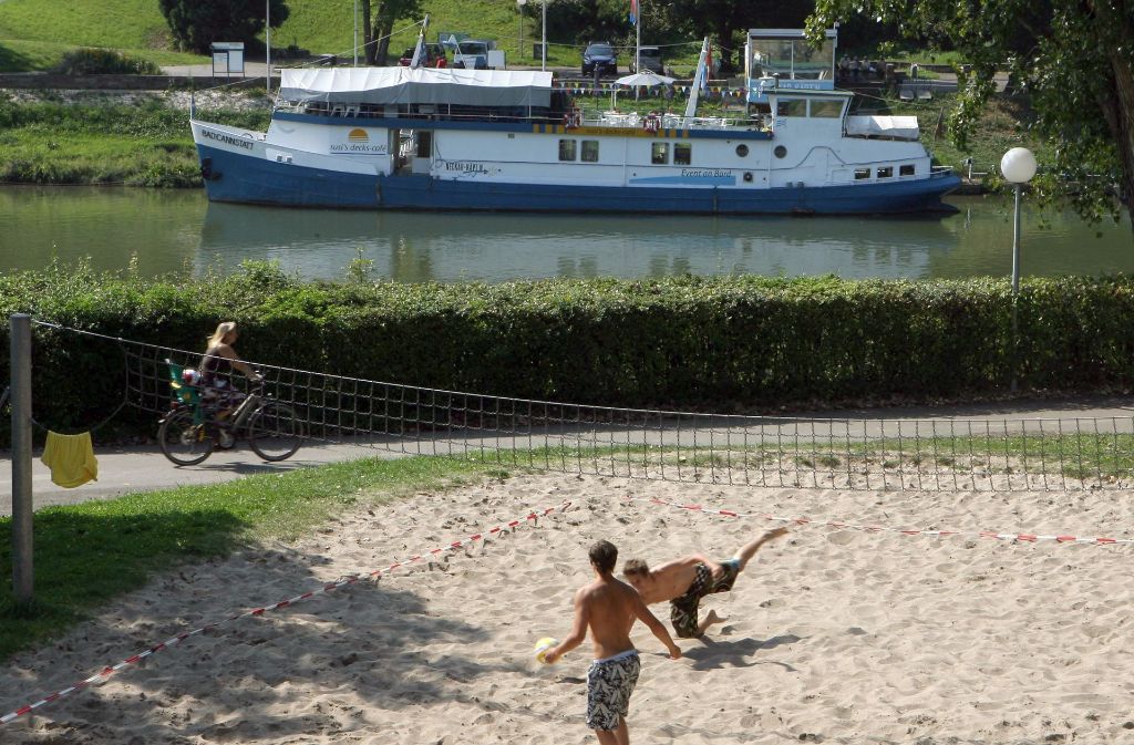 Der Stadtstrand am Neckar mit angeschlossenem Beachvolleyball-Feld ist ein schönes Fleckchen für einen chilligen Nachmittag und Abend.