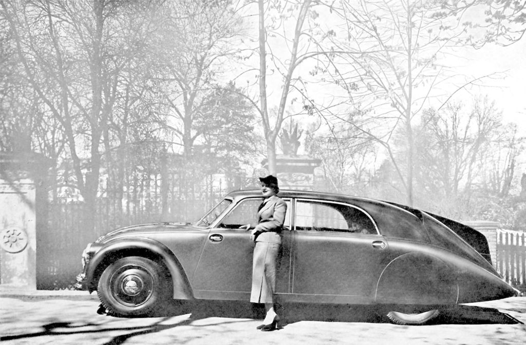 Nicht nur Mercedes setzte in den 1920er und frühen 1930er Jahren auf die Verbindung von betonter Zukunftsform und Emanzipation: Hier eine französische Werbung für den tschechischen Tatra 77 von 1934