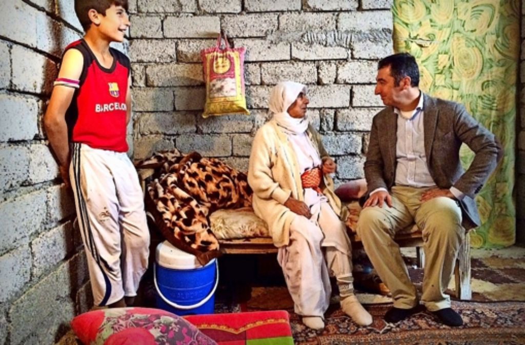 Cem Özdemir (rechts) sucht das Gespräch mit Flüchtlingen. Viele leben in Rohbauten. Foto: Knut Krohn