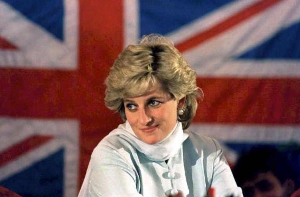 Im Leben gejagt, im Tod fast wie eine Heilige verehrt: Prinzessin Diana spielte mit den Medien - und die Medien mit ihr. Vor 15 Jahren, am 31. August 1997 nahm ihr Leben an einem Brückenpfeiler in Paris ein tragisches Ende. Foto: dpa