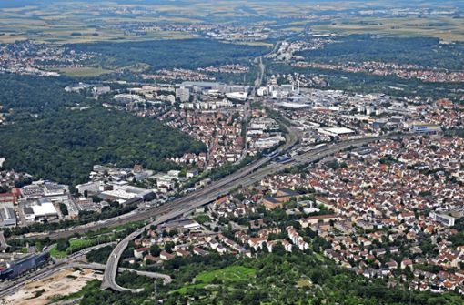 Die Vogelperspektive  auf  Zuffenhausen umreißt   das Problem: Die Verkehrsschneisen trennen den  Stadtbezirk in mehrere Teile. Foto: Archiv Storck