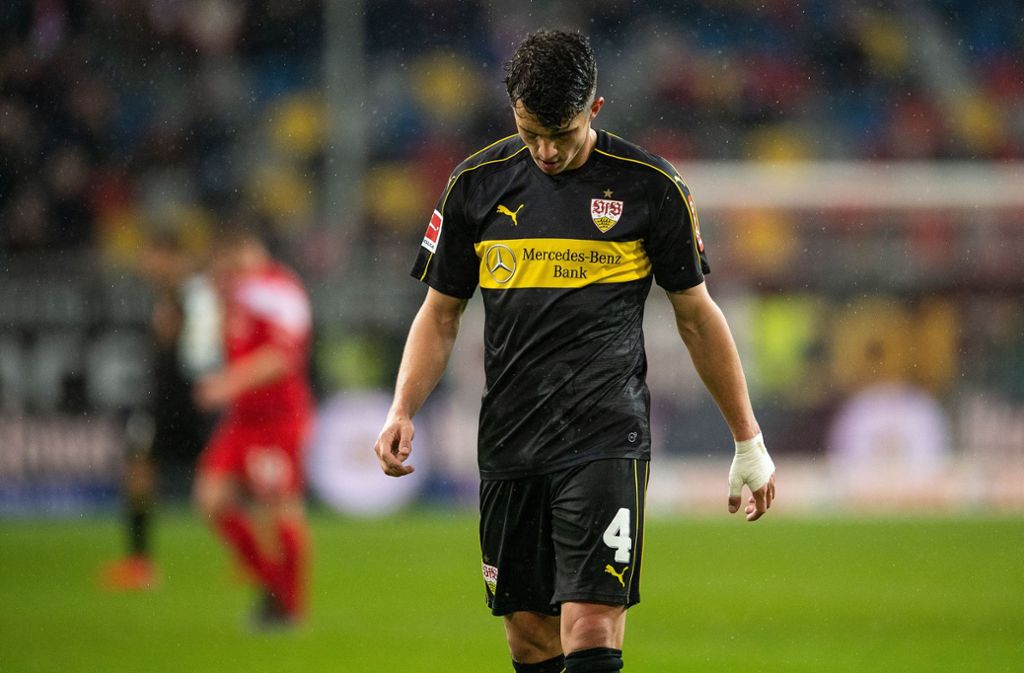 Innenverteidiger Marc Oliver Kempf senkt den Kopf angesichts der vielen Gegentore, die der VfB zuletzt hinnehmen musste.