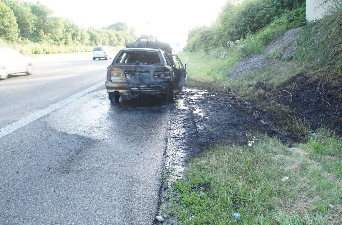 Am Sonntagabend brannte der PKW auf der Autobahn aus. Verletzt wurde niemand.
