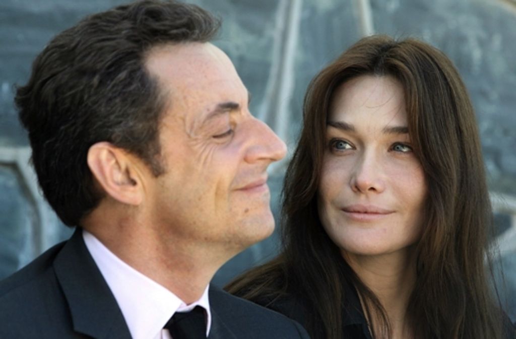 Seit 2007 ist Carla Bruni mit dem ehemaligen französischen Staatspräsidenten Nikolas Sarkozy liiert. 2008 heirateten die beiden.
