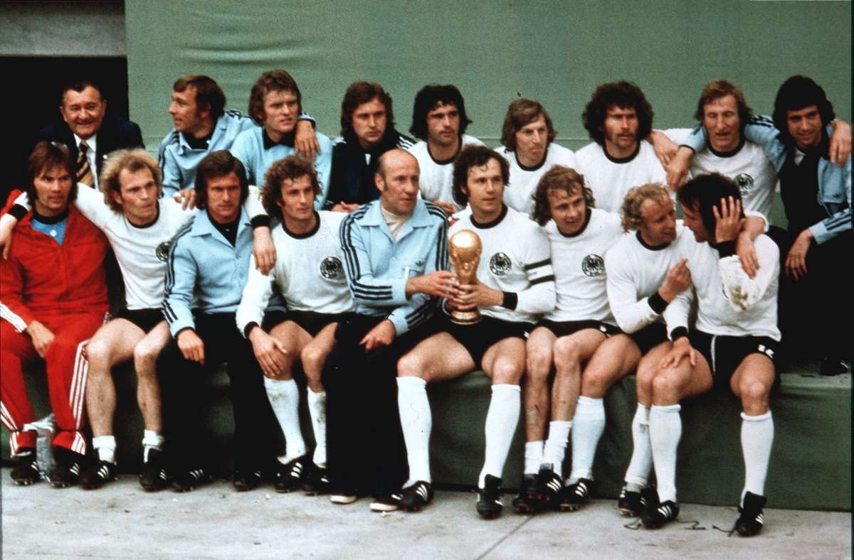 Mannschaftsfoto mit Pokal. Deutschland ist zu zweiten Mal nach dem Wunder von Bern 1954 Fußball-Weltmeister.