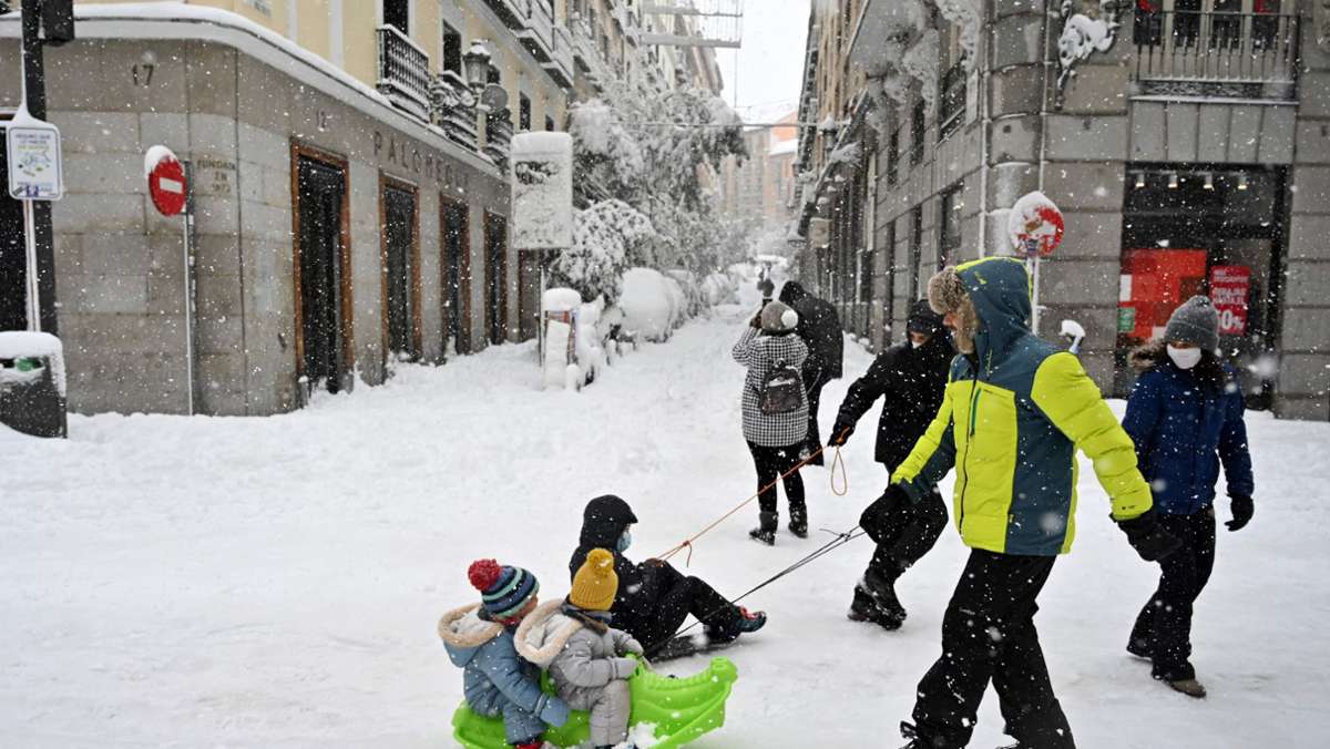 Neuschnee in Spanien: Die  Madrider feiern Fiesta   im Schnee