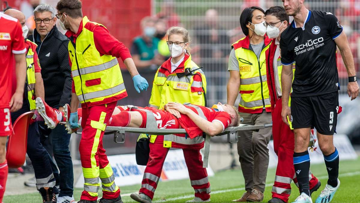 Sorge um Ex-Profi vom VfB Stuttgart: Union-Verteidiger Timo Baumgartl wird mit Trage vom Platz getragen