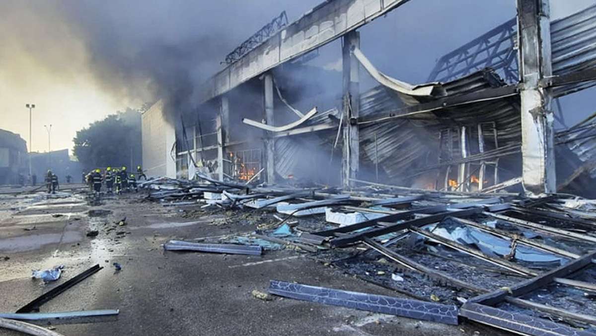 Krementschuk in der Ukraine: Opferzahl nach Raketenangriff auf Einkaufszentrum steigt weiter