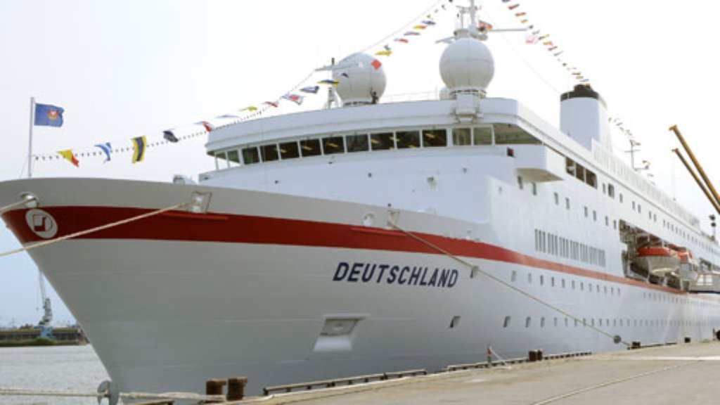  Die Gesellschaft, zu der die als ZDF-Traumschiff bekanntgewordene MS Deutschland gehört, steckt in der Klemme: Sie hat über 50 Millionen Euro Schulden. 
