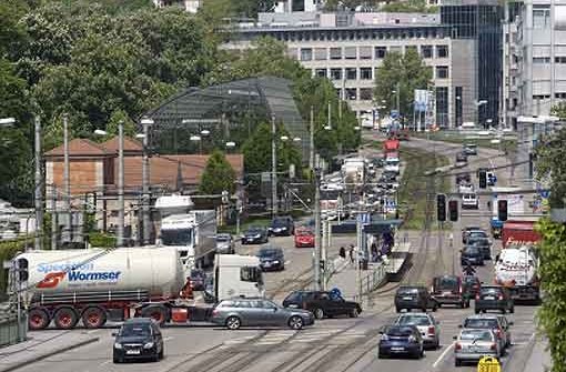 Stellen wie die Kreuzung Neckartal-/Pragstraße sollen durch den Bau des Rosensteintunnels entlastet werden. Foto: Michael Steinert