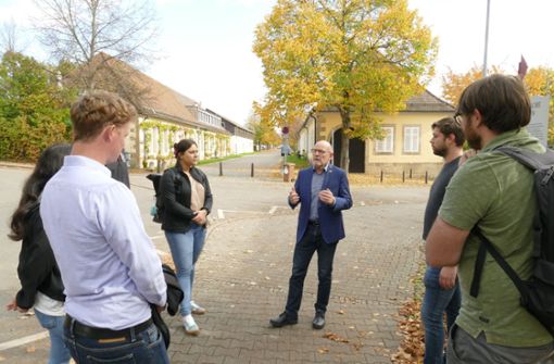 Winfried Hermann erklärt den Studierenden, warum er die Parkgebühren für richtig und wichtig hält. Foto: Torsten Schöll