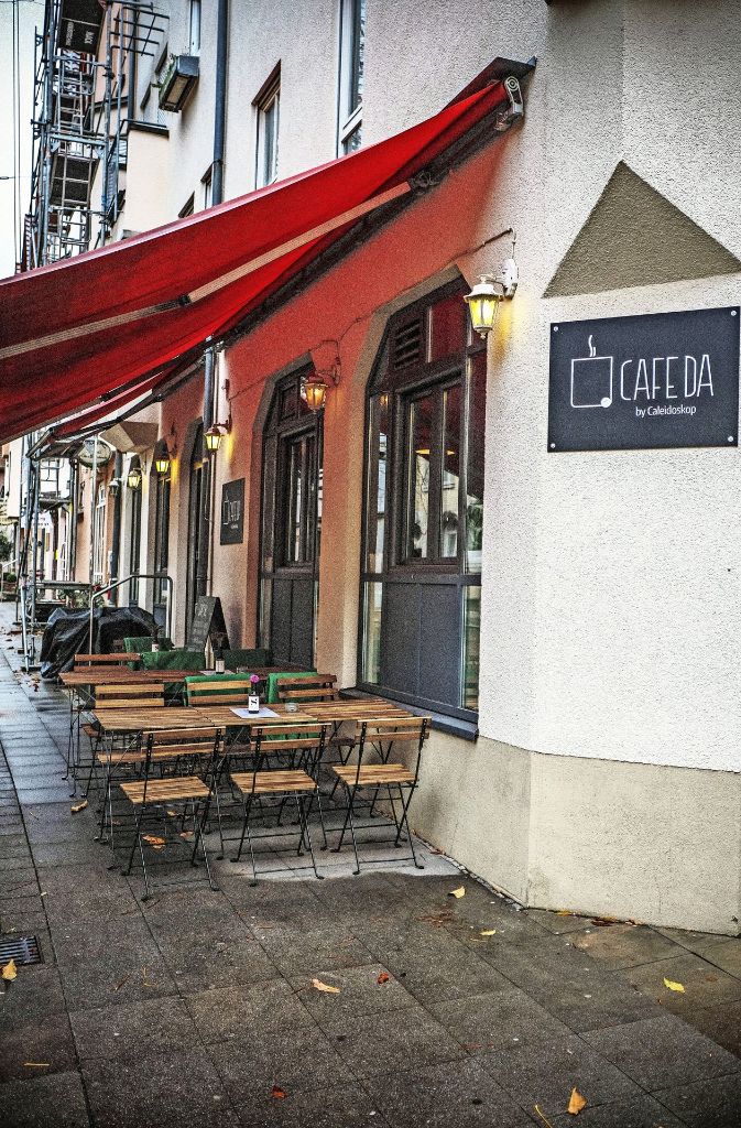 Café Da in der Brennerstr. 29, geöffnet von Dienstag bis Donnerstag von 9 bis 18 Uhr, Freitag und Samstag von 9 bis 20 Uhr. Es gibt herzhafte Tagesgerichte wie Kürbiseintopf mit Kichererbsen und Quinoa (7,90 Euro) oder cremige Linsen-Tomaten-Suppe (4,90 Euro). Stets auf der Karte: Quiche (4,90 Euro, mit Salat 7,90 Euro), etwa mit Roter Bete und Gorgonzola.