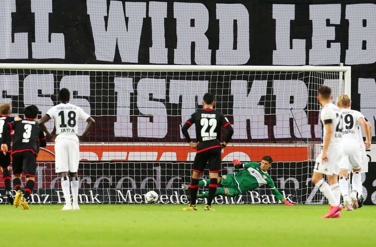 Kurz vor dem Pausenpfiff kam es noch bitterer für den VfB – der HSV erzielte per Elfmeter durch Aaron Hunt das 2:0.