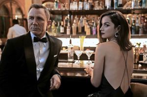 Bei der „Bond“-Premiere erscheinen auch die Gäste gerne im  Smoking beziehungsweise Abendkleid. Foto: © 2020 DANJAQ, LLC AND MGM