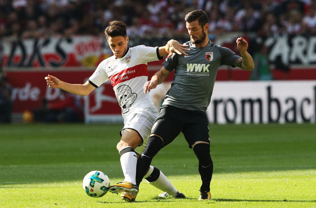 VfB-Spieler Josip Brekalo im vollen Einsatz gegen Marcel Heller