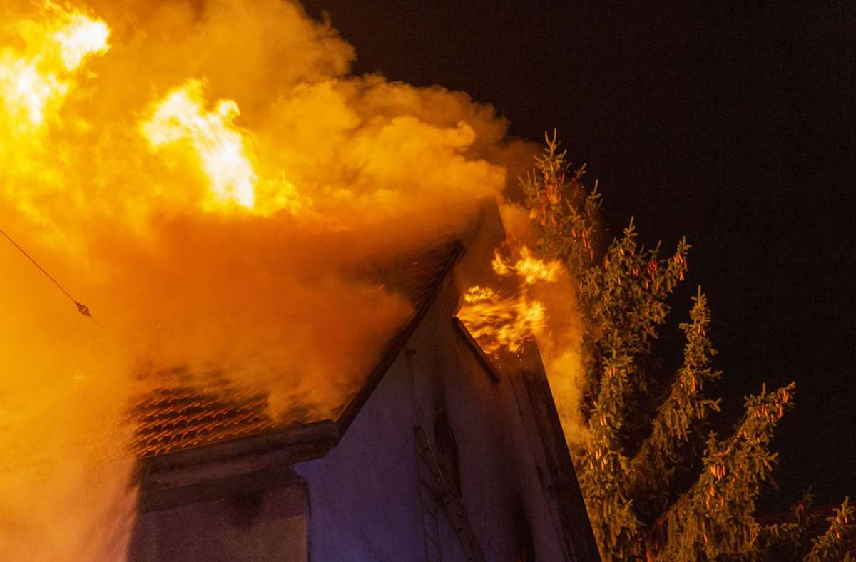 Ein Mehrfamilienhaus steht in Flammen, meldeten sie.