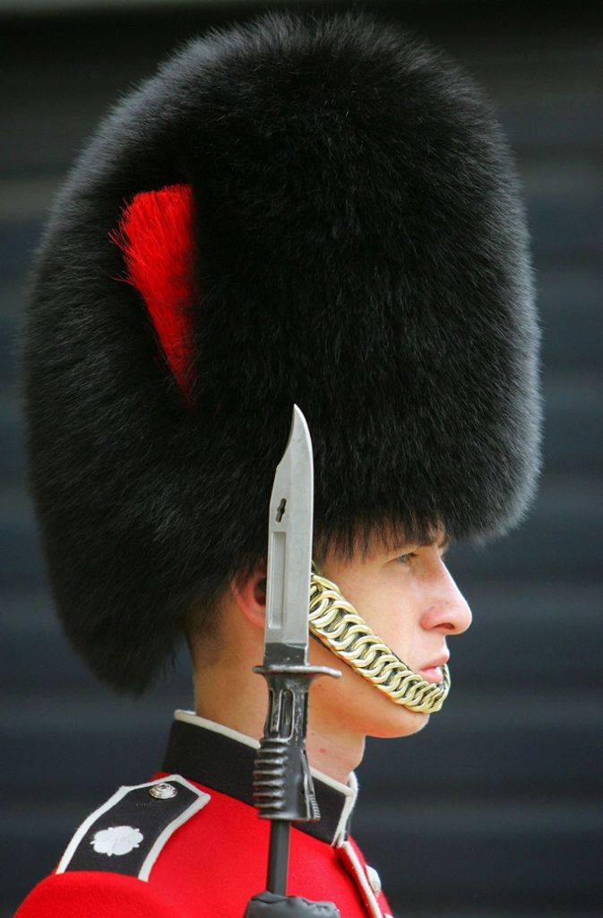 Während Queen Elizabeth II in Zukunft auf Echtpelz bei ihrer Garderobe verzichten möchte, hält die britische Armee an den traditionellen Bärenfellmützen der weltberühmten Wachen am Buckingham Palast fest.