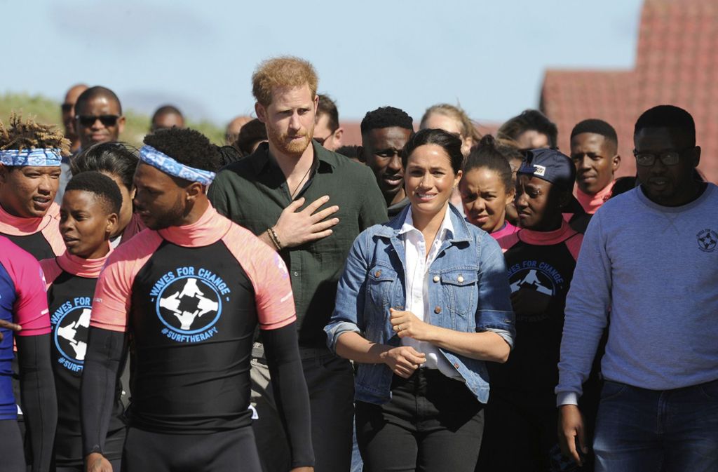 Mit einem Teambuilding von Surflehrern haben der britische Prinz Harry und Herzogin Meghan den zweiten Tag ihrer Afrikareise begonnen.