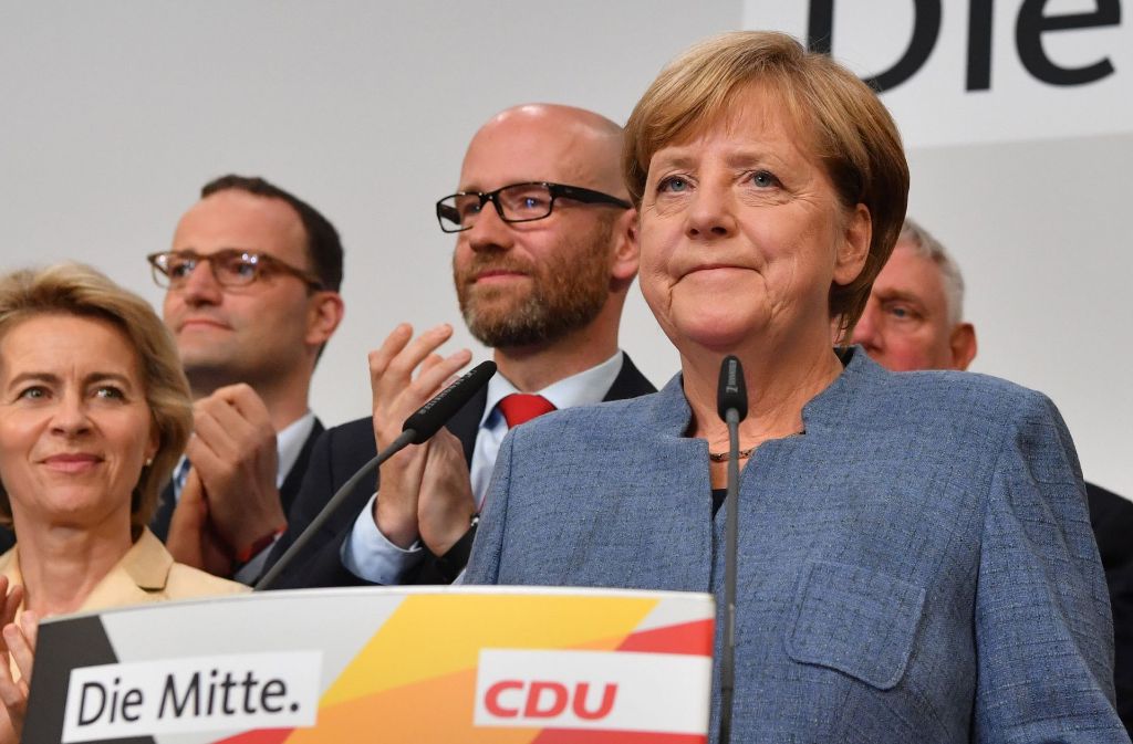 Die CDU-Bezirksgruppe Ost hat einen Schuldigen für die das Ergebnis der CDU bei der Bundestagswahl ausgemacht: den CDU-Generalsekretär Peter  Tauber (links neben Angela Merkel). Foto: dpa