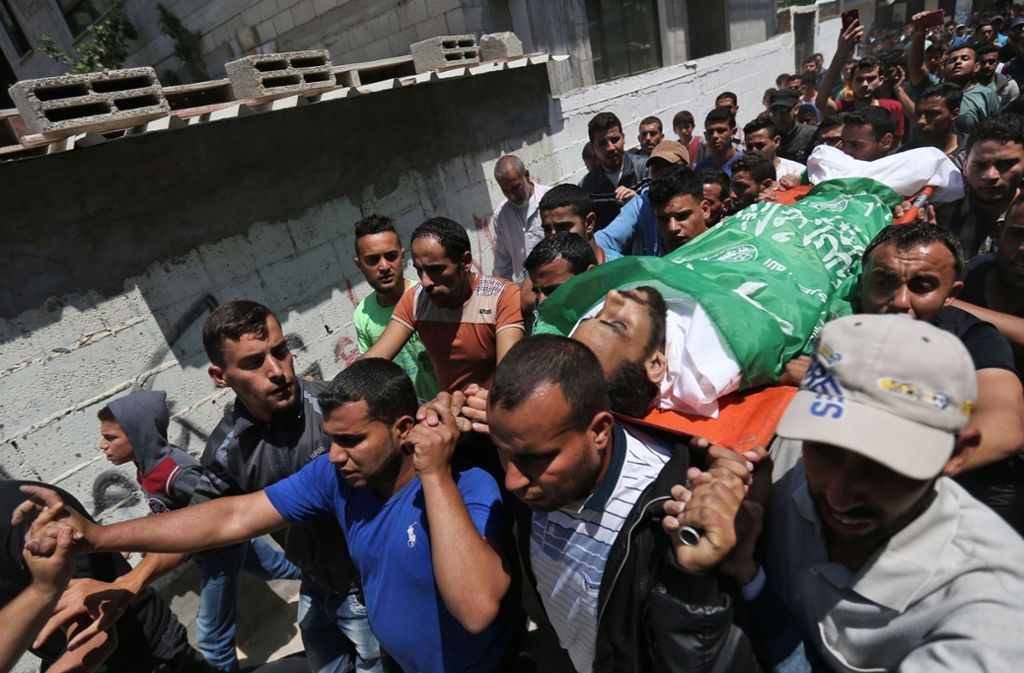 Palästinenser in Gaza tragen einen 27-jährigen Demonstranten zu Grabe, der bei den Ausschreitungen am Montag zu Tode gekommen war. Foto: AFP