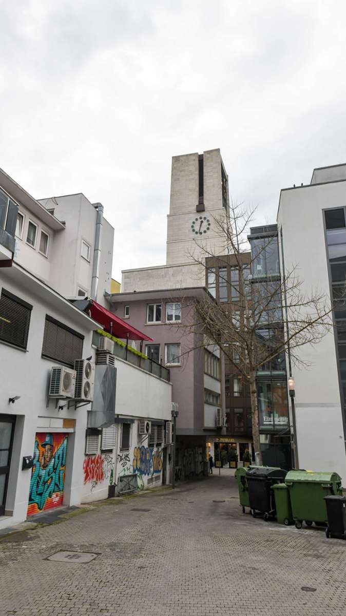 Und so blickt man heute von der Turmstraße auf den Turm des heutigen Rathauses. In dessen Inneren sind allerdings Teile des Vorgängerturms enthalten. Als Teil des Stadtzentrums ist die Straße trotz wenig historischer Bausubstanz inzwischen städtebaulich geschützt.
