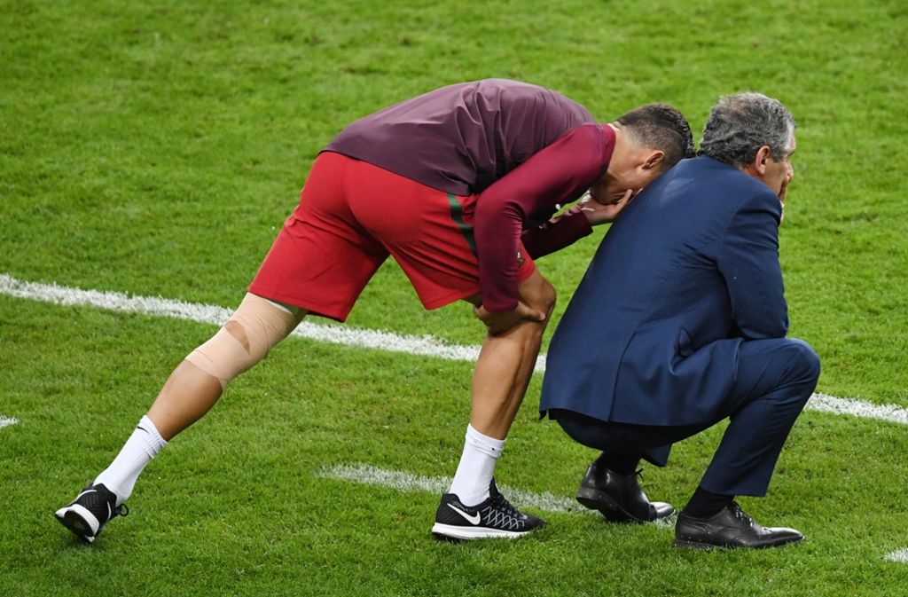 Ronaldo hält Rücksprache mit Trainer Santos.