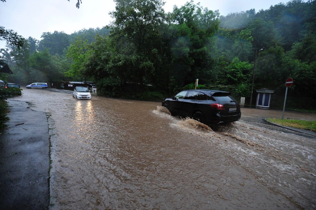 Nach heftigen Regenfällen sind in Stuttgart und Region am Mittwochmittag einige Straßen wegen Überflutung gesperrt. Auch die Stadtbahnlinie U1 war betroffen.