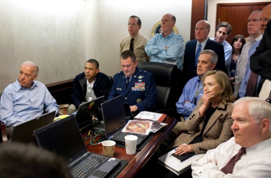 Obama feiert weitere außenpolitische Erfolge, so etwa die Tötung des Terroristen Osama bin Laden, die Obama und andere Spitzenpolitiker am Bildschirm verfolgen.